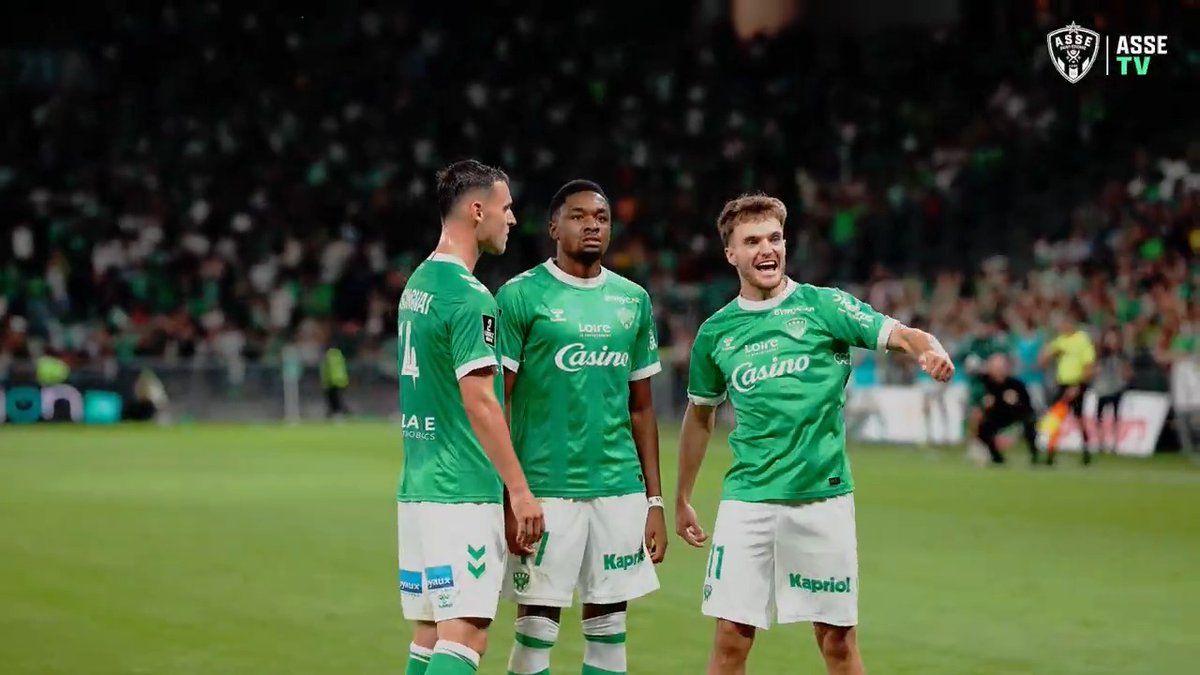 Commencer la semaine avec… trois pétards vus de la pelouse ! 🧘