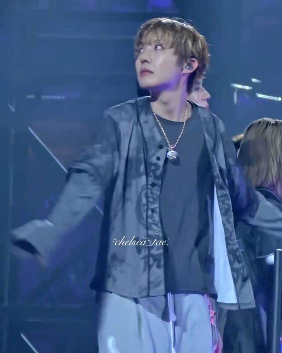 hobi swinging his sweater paws around 😭