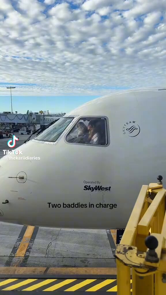 2 women pilots in charge .😉🔥