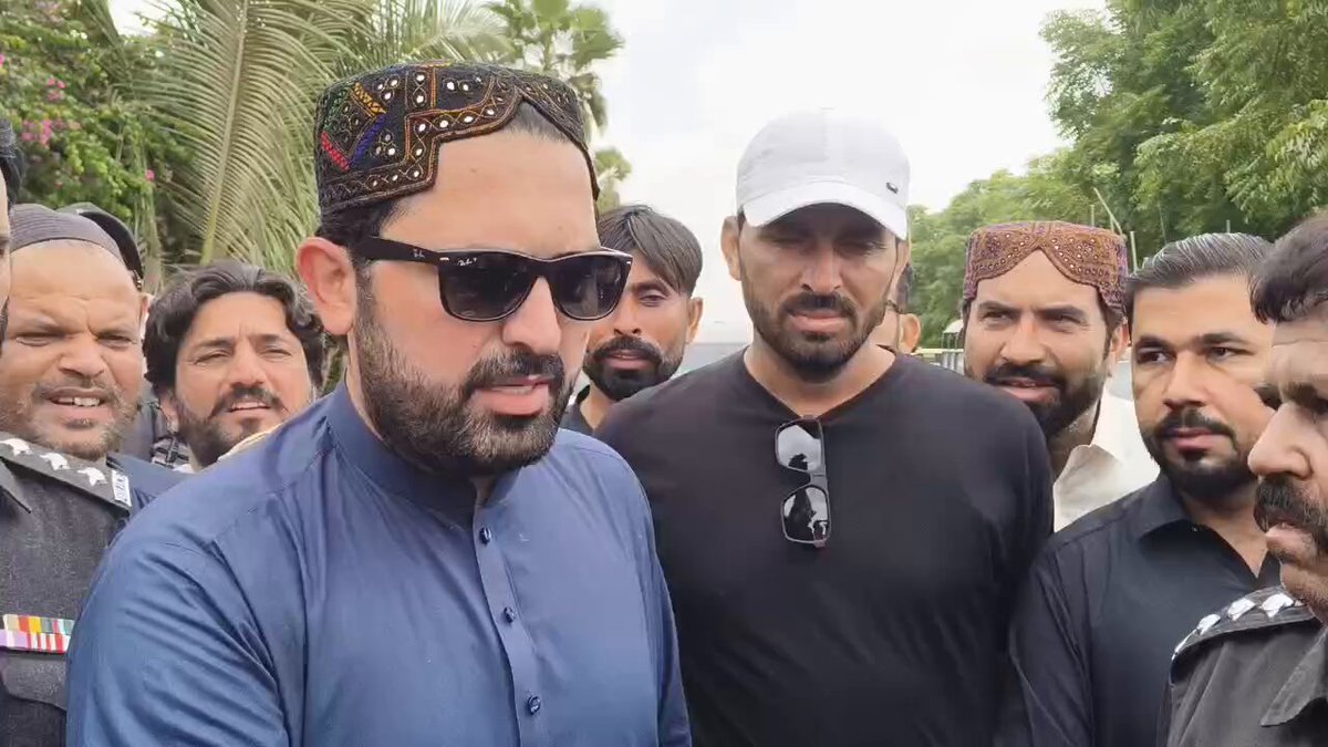 پی ٹی آئی کی خاتون ورکر سے پولیس کی جانب سے جھنڈا چھیینے کا معاملہ، وزیر اعلیٰ خیبرپختون خواہ نے سندھ پولیس کی سیکیورٹی واپس کر دی، گزشتہ روز مزار قائد کے پاس ایک خاتون سے پولیس اہلکار نے جھنڈا چھینا تھا، وڈیو وائرل ہونے پر وزیر اعلیٰ خیبرپختون خواہ نے نوٹس لے لیا، مجھے سندھ پولیس کی سیکیورٹی نہیں چاہیے، سہیل آفریدی تمام پولیس واپس چلی جائے میرے ساتھ ایک بھی گاڑی نہ چلے، سہیل آفریدی ہمارے مائیں بہیں عمران کی محبت میں آتی ہیں، سہیل آفریدی پولیس اہلکاروں کو شرم آنی چاہیے ہماری مائوں بہنوں سے جھنڈا چھینتے ہیں، سہیل آفریدی