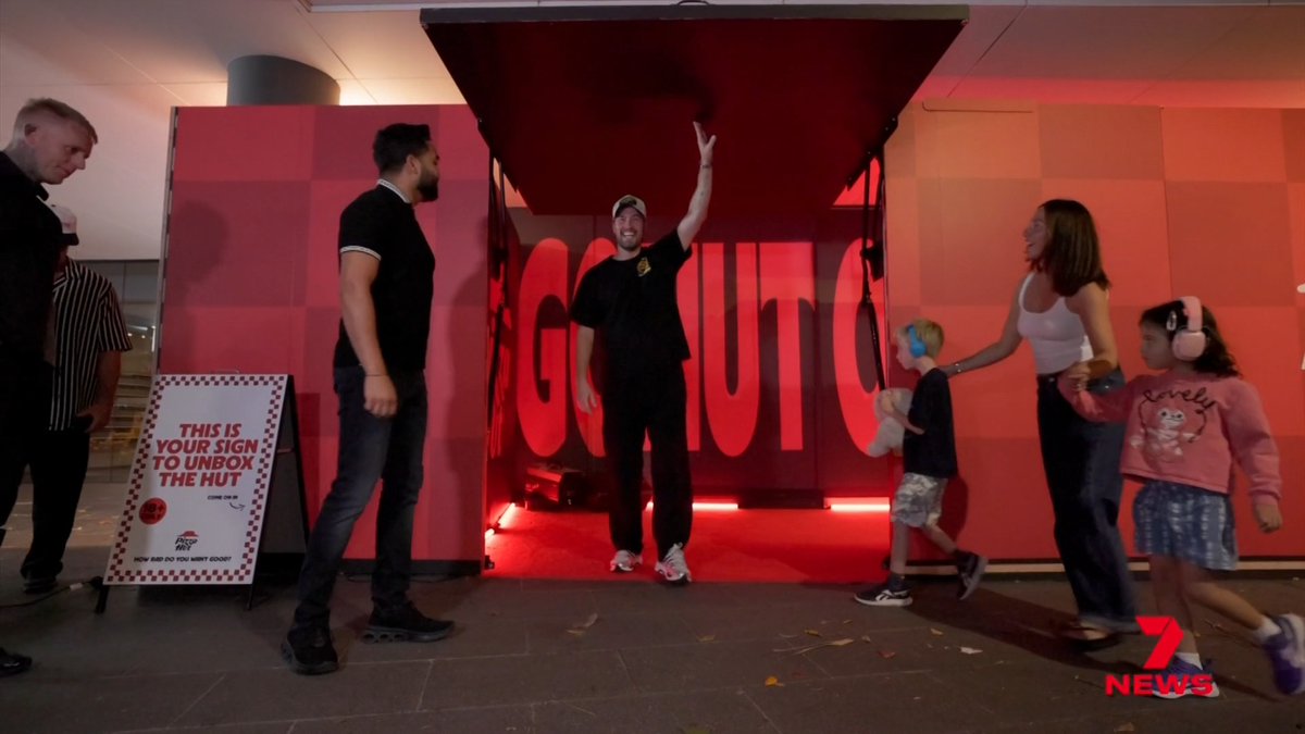 Australia's pizza wars are firing up, with an old favourite announcing a new plan to reign supreme. Pizza Hut is transforming, trying to claim a bigger slice of the booming fast food market, but retail experts say they have their work cut out.