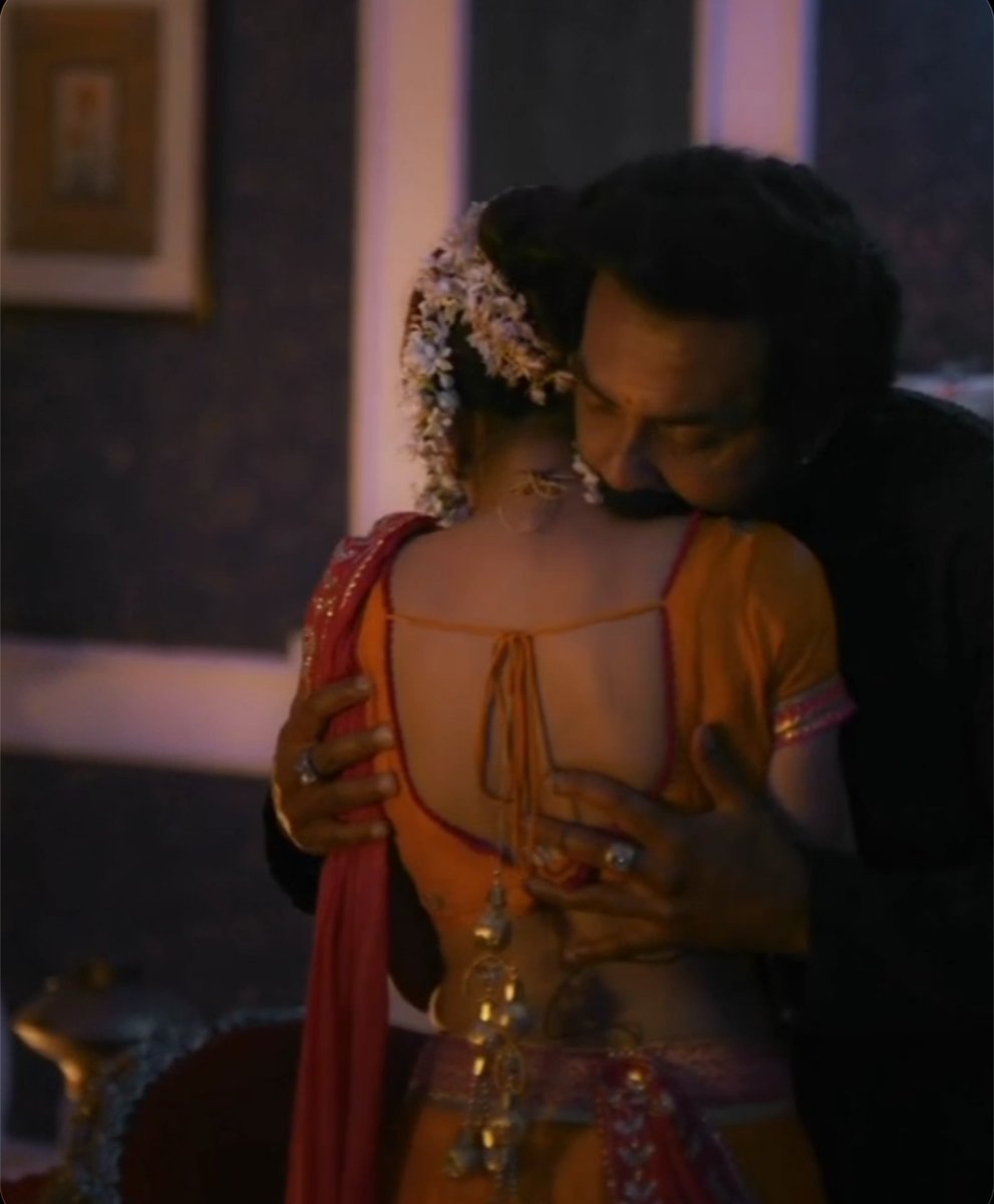 Meeting my divorced uncle🫦 He: indha podava mallipoo la unga athai madhiriye alaga Iruka da💋 (Kissing my neck and squeezing my kutty Sunni🥵) Me: college cultural kaga indha getup poten 🥵 neenga ipdi pandringalae He: Innaiku orunal en pondatiya iru da vaa🥵🤤 (Later👇🥵)
