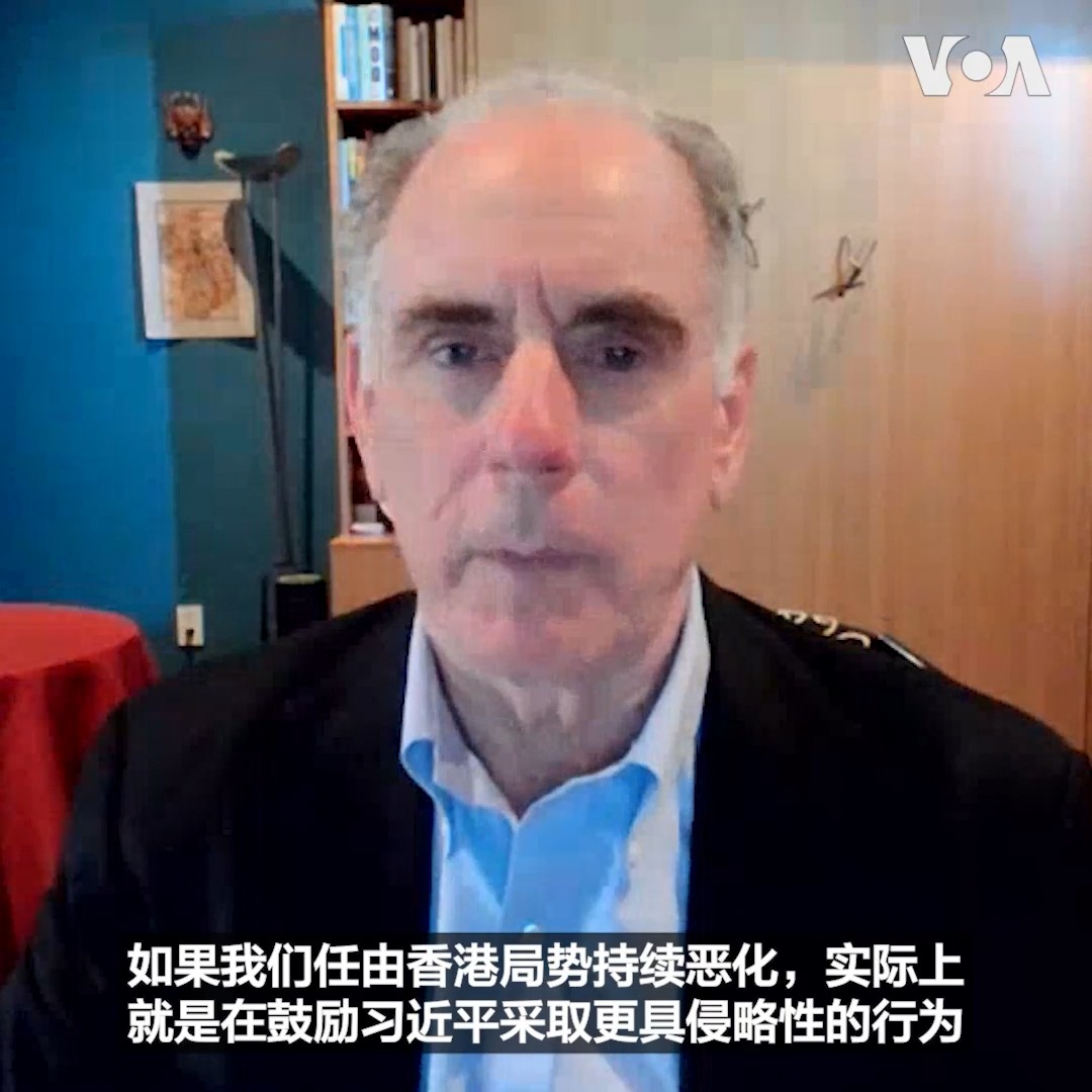因35+颠覆政权案和多起社运案件已被羁押近六年的原香港众志秘书长黄之锋9月2日对当局以寻求外国制裁香港为由而对其追加的串谋勾结外国势力的指控认罪，法院择日宣判。黄之锋被视为香港民主派和社运旗帜人物，在国际社会也具有广泛知名度，外界关注他会否遭重判，甚至被无限期关押。 黄之锋案是继黎智英案后，香港第二起串谋勾结外国势力案。当局把黄之锋争取国际支持香港民主运动的努力当作罪证。 美国国会的两党两院机构--国会及行政当局中国委员会(CECC)就这次判决在X平台发表声明说：“2019年，黄之锋在CECC作证时发出警告，称支撑香港繁荣的各项自由正遭到瓦解。事实证明他是对的。” 这份声明指出：“今天在香港发生的事情，令人遗憾地不过是又一起政治迫害案；当局利用法庭，给压制行径披上了法律外衣。黄之锋理应因其勇气而受到嘉奖，而不应因和平捍卫香港的自由而被判入狱。” 前众议院议长、加利福尼亚州民主党联邦众议员南希·佩洛西(Nancy Pelosi)在X平台发帖抨击北京。她写道：“北京对黄之锋的不公正起诉，是对权力的骇人听闻的滥用。每一位真正珍视民主的人，都应为能与他和香港人民站在一起而感到自豪。” 佩洛西众议员指出，“争取自由并非犯罪”；她呼吁国际社会必须立即要求释放黄之锋。 香港自由委员会基金会主席祈福德(Mark Clifford)在接受美国之音采访时表示，特朗普总统此前访中促成金明日牧师获释，证明总统亲自介入个别案件可取得实际成果，呼吁“特习会”聚焦人权议题促成释放黎智英和黄之锋。 点击阅读完整报道👉 #一周新闻回顾