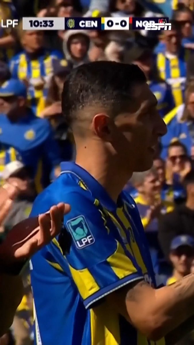 لقطة وفاء 🇦🇷 دي ماريا أفضل زميل للأسطورة ليو ميسي والذي حقق معه كل شيء في المنتخب يقف مع الجميع ويصفق لافضل لاعب في التاريخ 👏👏👏