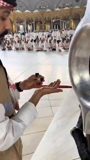 لحظات مهيبة لتعطير الحجر الأسود 🕋 سبحان الله جاي من الجنة ومكانته في قلوب المسلمين ما توصف