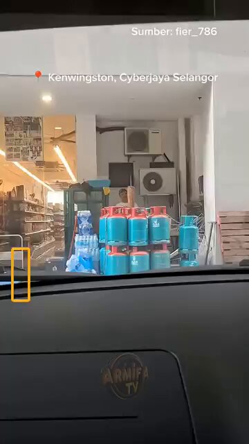 Patut la ada yg cakap shawarma kat sini sedap. Rupanya ada campur aroma tingkap tolet &amp; habuk aircond compressor kat luar.. 😜😂