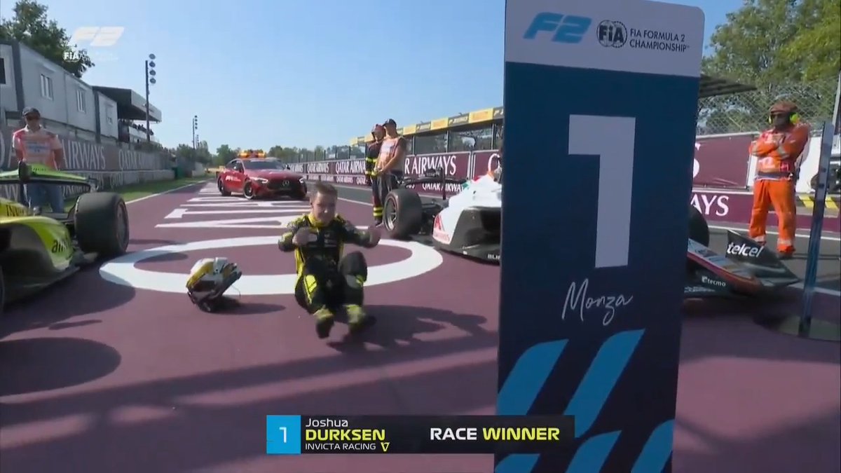 ¡ESTO ES ESPECTACULAR! En su histórico triunfo en Monza, Joshua Durksen cruzó la línea de meta y segundos más tarde ¡su monoplaza comenzó a prenderse fuego! ¡Atención al festejo viral cuando llegó a boxes! 📺 #ItalianGP | Toda la temporada de #F2 por #DisneyPlus Plan Premium
