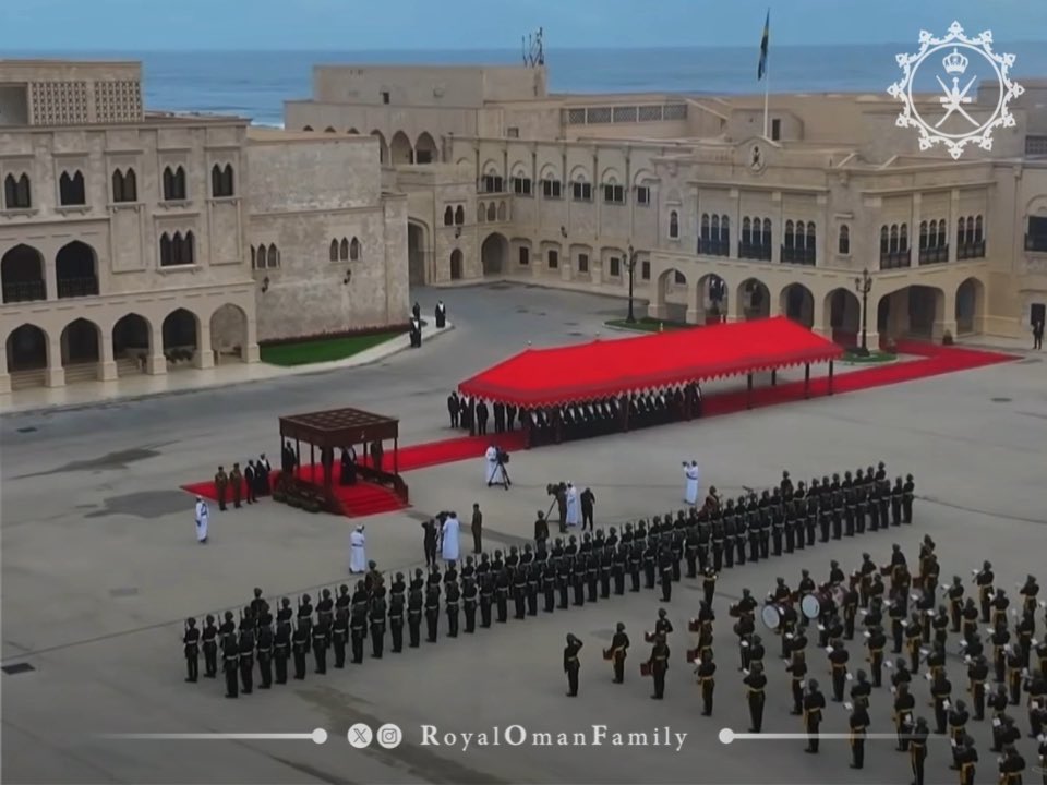 📹 جلالةُ السُّلطان المُعظَّم /حفظهُ اللهُ ورعاهُ/ يستقبل فخامة رئيس جمهورية #رواندا الصديقة بقصر الحصن العامر في #صلالة، بمناسبة زيارة فخامته الرسمية إلى #سلطنة_عُمان.