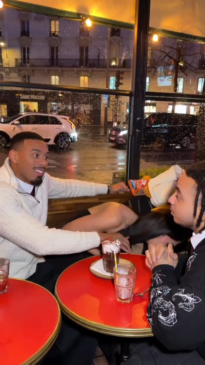 Thailand के cafe में लड़की ने टेबल के नीचे किया ऐसा Act कि सामने बैठा लड़का बस चुपचाप देखता रह गया। रेस्टोरेंट में तीनों आराम से बैठे थे, तभी लड़की अचानक टेबल के नीचे झुक गई, सामने बैठे लड़के पैर के पास कुछ किया,कुछ सेकंड बाद जब वह वापस ऊपर आई तो सीधे ड्रिंक पर लगी क्रीम चखने लगी। लड़के ने बिना कुछ कहे तुरंत लाल नैपकिन उसकी तरफ बढ़ा दिया, ताकि वह अपने होंठ साफ कर सके। लेकिन कहानी यहीं खत्म नहीं हुई। अगले ही पल लड़के ने बिल का फोल्डर खोला और भुगतान के लिए सीधे लड़की के हाथ में थमा दिया। आखिर टेबल के नीचे ऐसा क्या हुआ था कि पूरा सीन इतना अजीब बन गया?