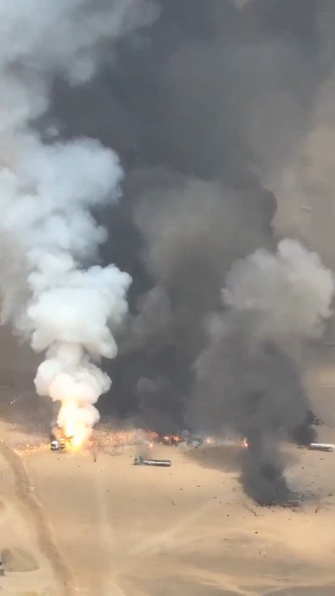 عاجل وخطير🚨 انفجارات عنيفة عقب قصف مباشر لأرتال أسلحة القوات السعودية بمعسكر الوديعة في حضرموت وحرائق تلتهم عشرات الشاحنات