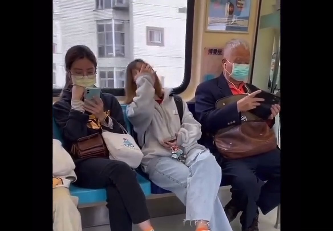 お爺ちゃん 電車でAVを見る。 イヤホンしてるけど繋がってない事に気づいてない… 隣の人思わず爆笑!!