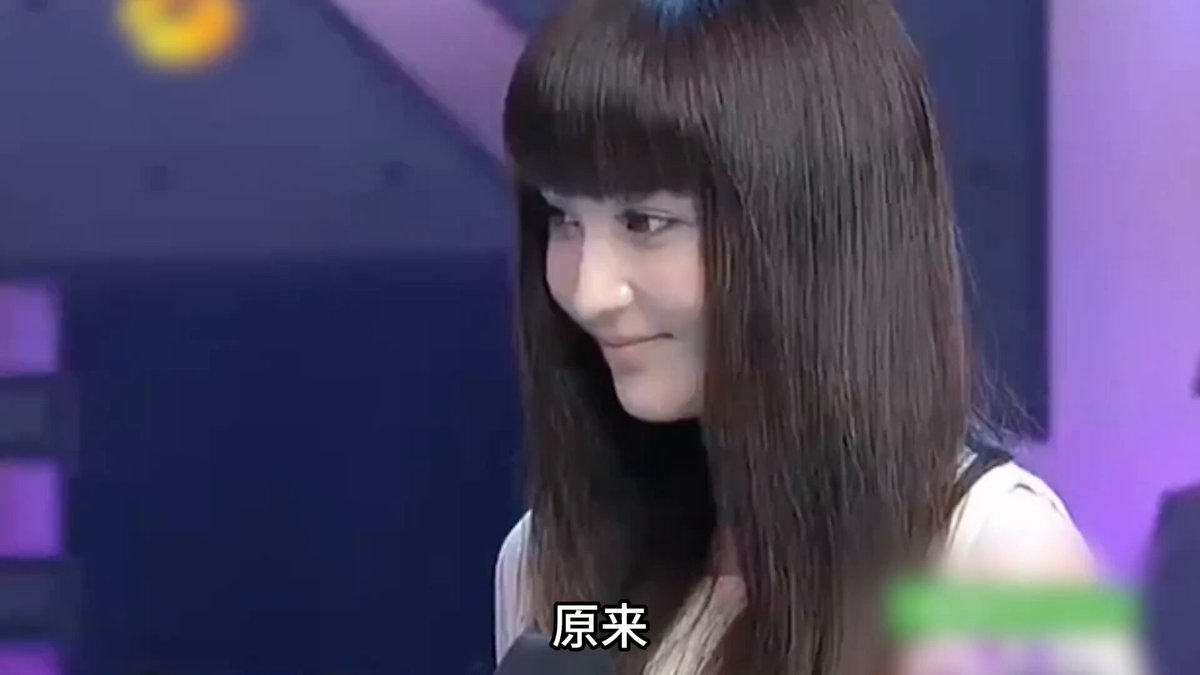 原来当年文章和姚笛第一次上《快乐大本营》，何炅就已经察觉两人不太对劲了。😂 两个人站在一起的磁场都不一样，果然真正情感细腻、观察力强的人，很多东西根本不用说，一眼就能看出来。