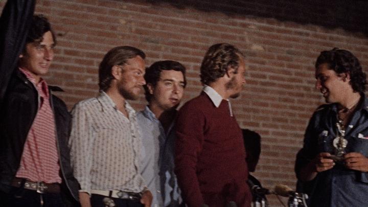 El rescate no fue el final de la historia, sino el principio de otra. 'Más allá de la sociedad', la serie documental creada por J.A. Bayona y Carlos Torres reúne por primera vez los testimonios de los supervivientes y las familias de los que no volvieron. Disponible el 18 de diciembre.