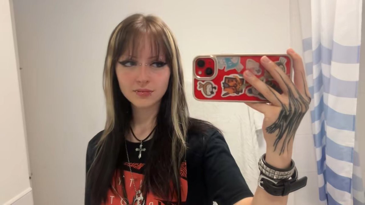 the prettiest emo girl who may or may not rob u :3
