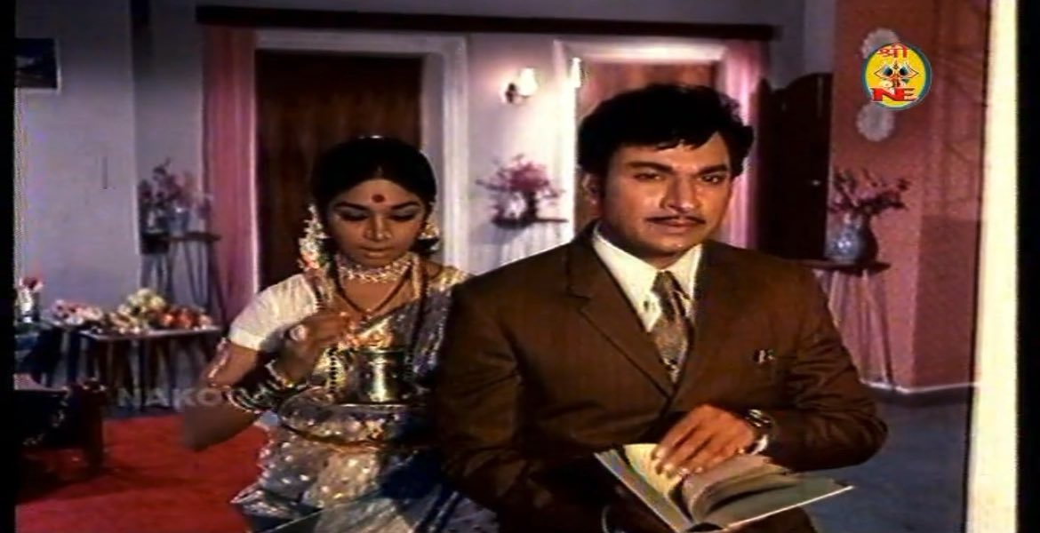 #EraduKanasu (1974), directed by Dorai–Bhagavan and based on Vani’s novel of the same name The film ran for 30+ weeks at the box office and was re-released in 1982, where it went on to complete another 100-day run An all-time Kannada classic 🤍🎬 #DrRajkumar #Kalpana #Manjula