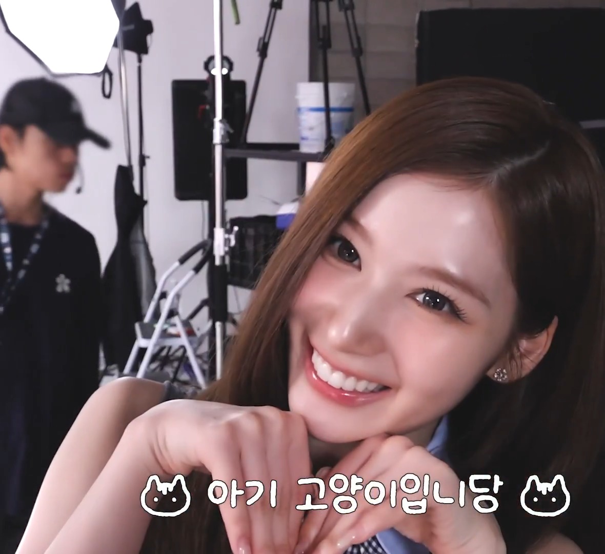 "아기 고양이입니당! 아앙♡" 순정만화 찢고나온 얼굴로 애교말투 미쳤네 메이크업 컨셉이 아기고양이라서 스태프분이 시켰는데 시키는대로 다 하는 아기고양이 너무 귀여워...🥹