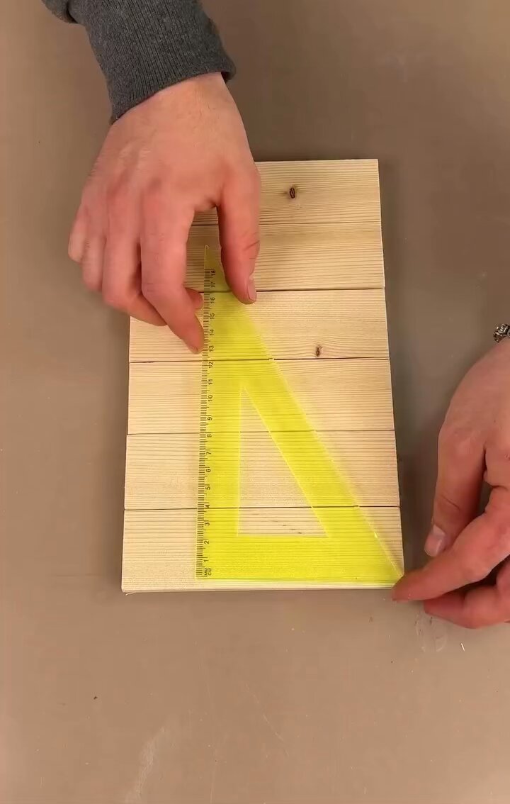Altıgen bir ahşap çerçeve oluşturmak için uygulanan pratik ve akıllıca bir kesim işlemi.