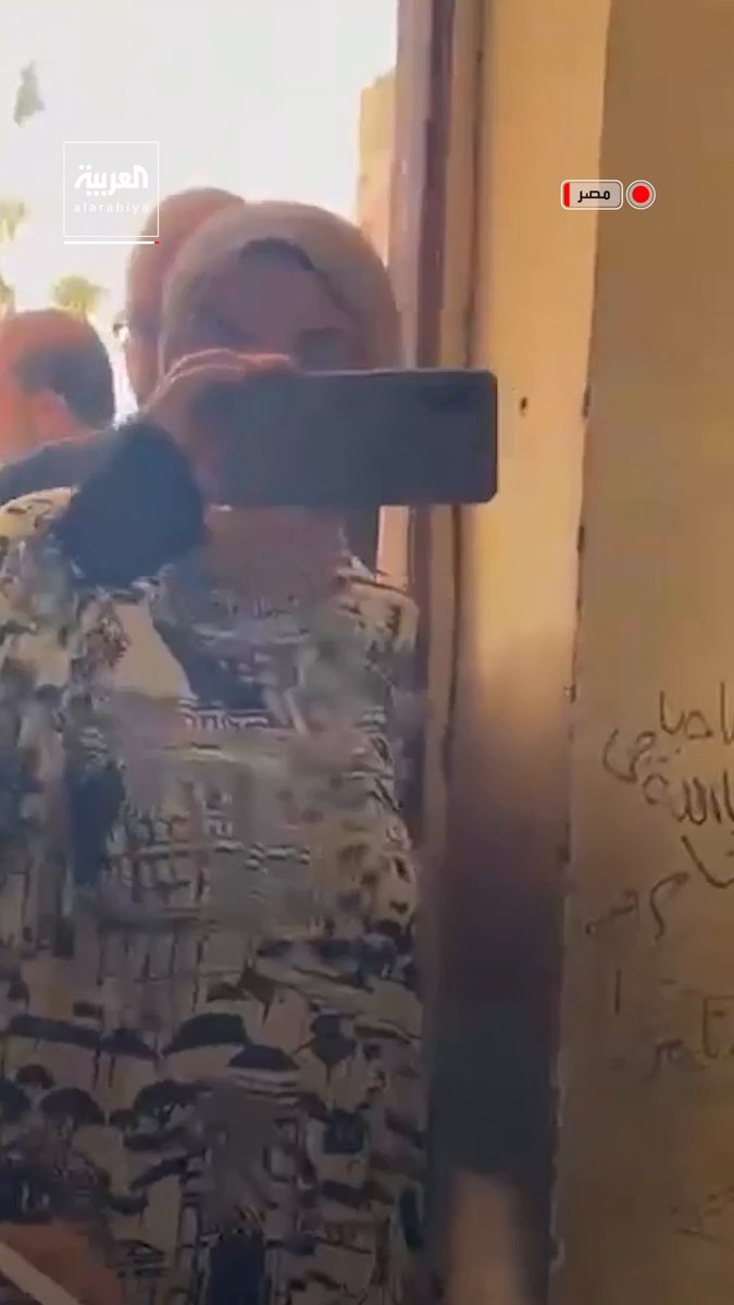 رغم عدم بدء العام الدراسي في مصر، حاول محافظ القليوبية توبيخ مديرة مدرسة على وجود القمامة داخل فصل، إلا أنها فاجأته بأنها قامت بإدخال الكهرباء والماء والصرف الصحي على نفقتها الخاصة