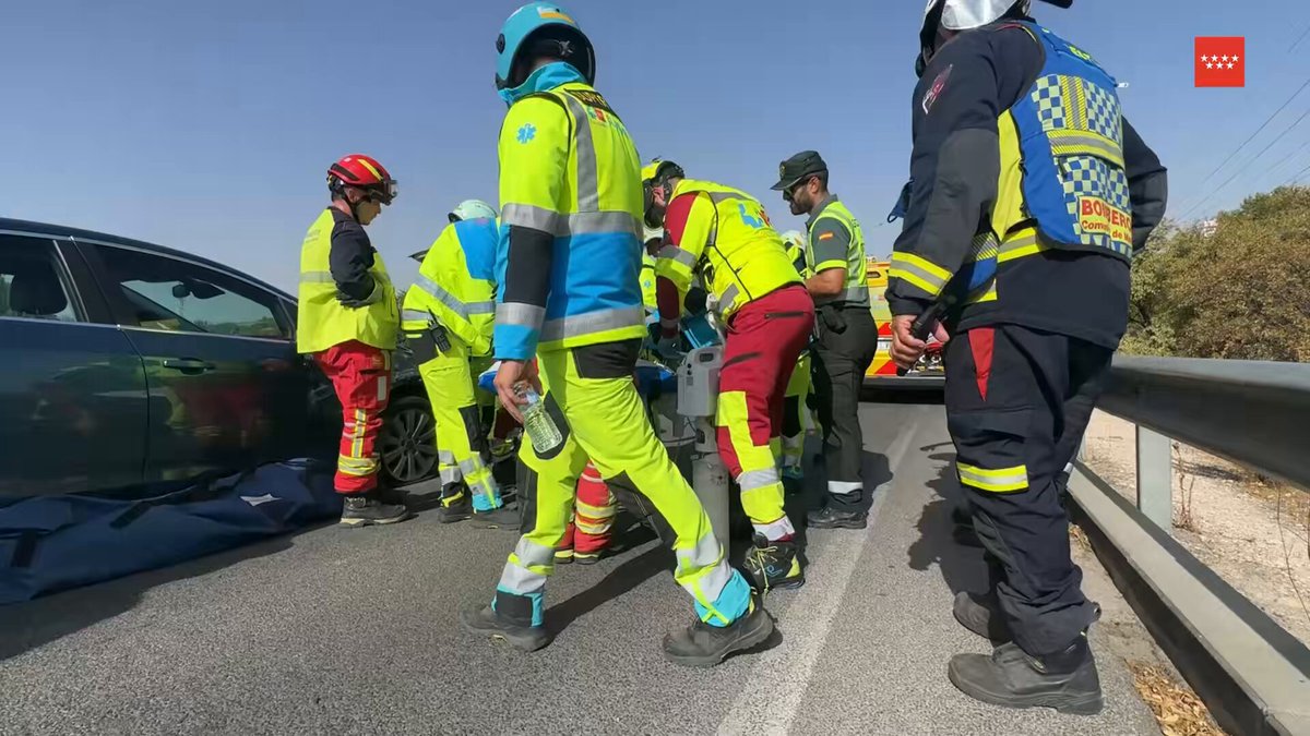 Accidente de tráfico en 📍San Fernando de Henares. Vía de servicio A2 km 15. Alcance entre dos turismos. Hombre de 46 años herido grave. Estabiliza el #SUMMA112 y traslada al hospital. Los #BomberosCM realizan tareas de rescate y prevención. Investiga Guardia Civil