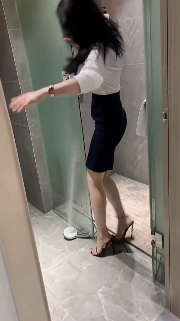 Chị ấy gặp sự cố với vòi nước, Quần áo bị ướt hết cả rồi. Mà chúng mình đi làm thì không mang quần áo khác. Giờ phải làm sao đây .🥹