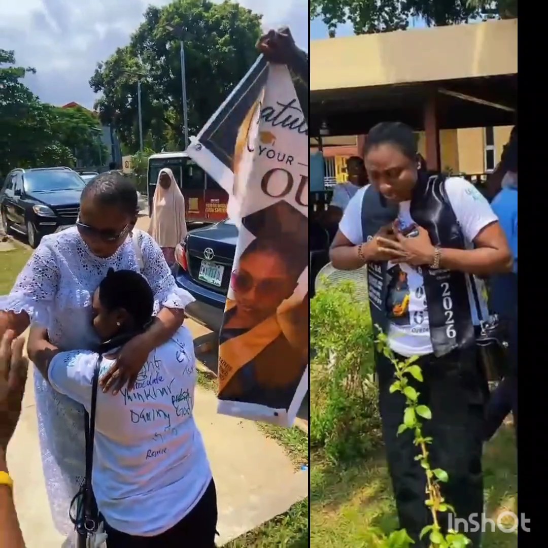 Emotional moment a mother celebrates her daughter who just signed out from university, after travelling from the East to Lagos to celebrate with her, just a month after losing her husband. According to the lady, her dad had promised to be present during her sign-out ceremony, but he was buried a month ago. Her mother, despite being in møurning, decided to travel from the East to Lagos to surprise and celebrate with her daughter.