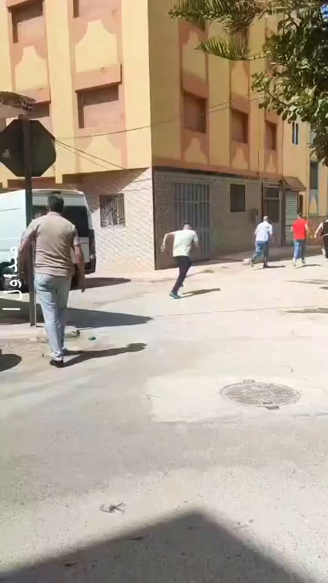 ⛔️ تبادلٌ لإطلاق النار بين عناصر شرطة مكافحة المخدرات وعصابات الاتجار بالمخدرات بمدينة الحسيمة، وسط أنباء عن استشهاد أحد أفراد الأمن خلال المواجهة. ⚠️ المعطيات لا تزال أولية، في انتظار ما ستكشف عنه المصادر الرسمية من تفاصيل حول ملابسات الحادث وحصيلة المواجهة