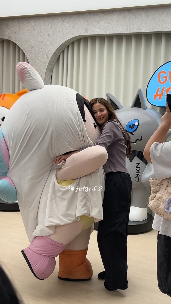 💜: เอนี่หมด 🐰🦋: หนาย แล้วแม่กินใครอะ 💜: โมโม่ 🐰🦋: แม่กินเนื้อลูกลุงมาร์คเหรอ อร่อยเหมือนกาน 💜: มันรสชาติเหมือนกัน 🐰🦋: แม่กินเนื้อโมโม่ 💜: โมโม่ก็มีเนื้ออยู่นะ ที่เป็นชาบูอะ😋 #beonnnie #ANY #MOMO #GEMMHOUSE