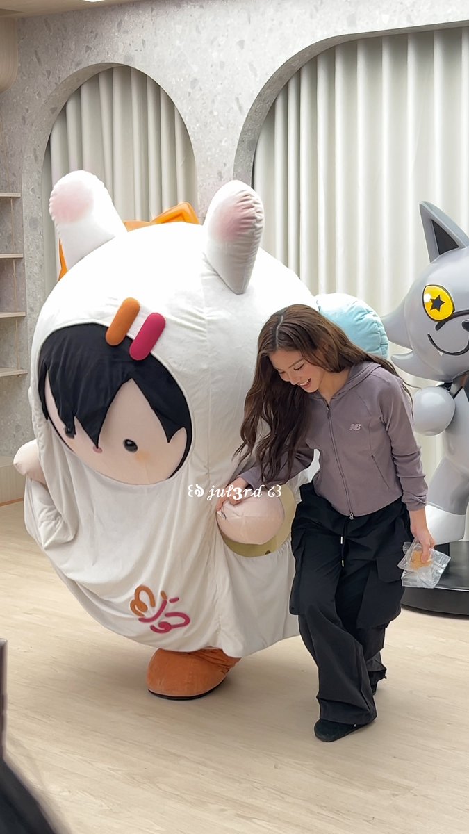 🗣️: เอนี่ก็ต้องไปแล้วเหมือนกัน 🐰🦋: จริงเหยอ แม่ขอบคุณอุนยายก่อน 💜: จุ๊บ ๆ หน่อย 🐰🦋: แม่ชนเอนี่เองอะ 💜: ผมแดงเลย 🐰🦋: ทุเรียนปั่น ๆ 🐰🦋: อย่าลืมดูเงาใต้พระจันทร์วันพุธนะค้า🧡💜 #beonnnie #ANY #MoonshadowSeries #GEMMHOUSE
