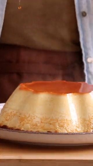 Un Flan Cremoso a base de queso crema y leche condensada 🍮 Se llama "Flan Napolitano" y es un clásico Mexicano 👇🏼