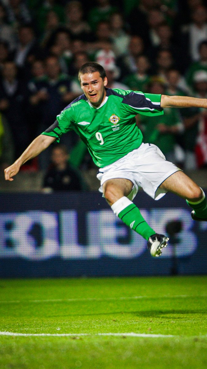 Steven Davis ➡️ David Healy. The rest is history 🤩 21 years ago today we secured an incredible win against England 💚🤍 #GAWA