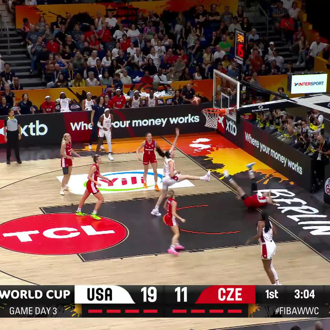 Berlin Stewie is all business 🧳 11 points and 4 assists in the first quarter 🔥 #FIBAWWC