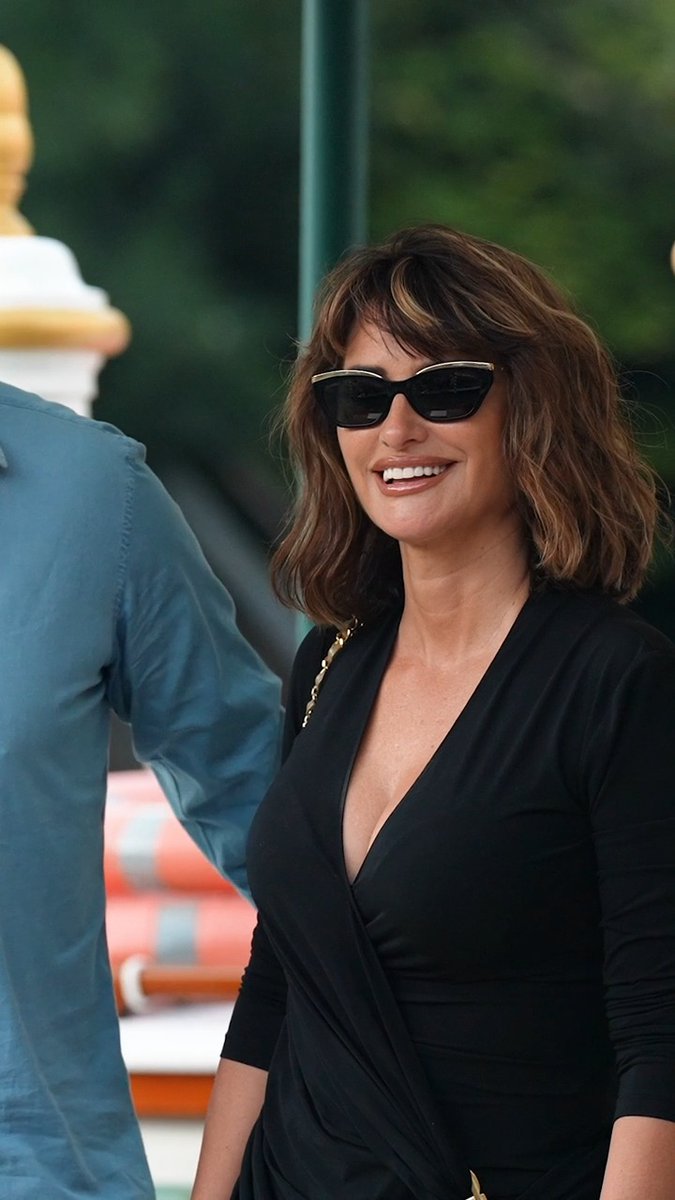 Penélope Cruz and Javier Bardem know how to make a glamorous entrance 🤩 The married couple looked so cute together as they arrived at the Venice Film Festival by boat, looking joyful and summery ☀️💕 📽️ : Getty #javierbardem #penelopecruz
