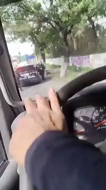 Policías municipales se topan con un tráilero que no se dejó extorsionar. Momentos de tensión se vivieron cuando elementos policíacos tuvieron un encuentro con un operador de trailer que no se dejó intimidar por los uniformes y las armas.