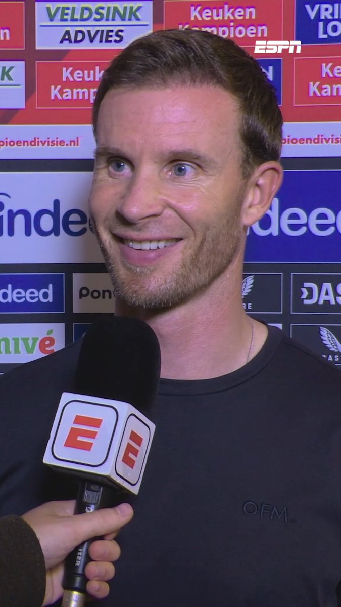 Mark Otten kan zijn lach niet onderdrukken na de uitleg van de scheidsrechter 😅 "Volgens de scheidsrechter zocht onze speler de keeper op." #jutein