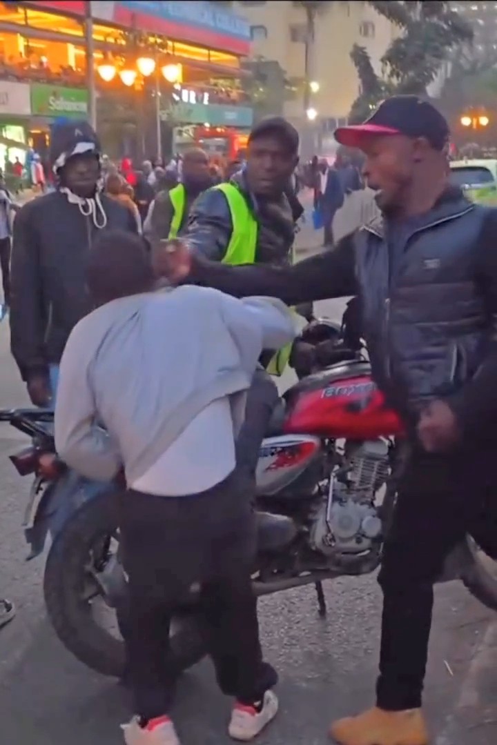Abimukira bakorera ubucuruzi buciriritse muri Kenya bakomeje guhohoterwa. Ibi biri kuba nyuma y'uko mu cyumweru gishize, Perezida Ruto yavuze ko Kenya ikomeje kwakira ishoramari ry’abanyamahanga, ariko ko bidakwiye ko umuntu ava mu Bushinwa cyangwa ahandi akajya muri Kenya gucuruza mu isoko cyangwa ku muhanda aho guhanga imirimo ifatika no guteza imbere ubukungu bw’igihugu. Iki cyemezo cyateje impaka, aho bamwe mu banenga leta bavuga ko gishobora kuba ikimenyetso cyo kwanga abanyamahanga, ariko abayobozi ba Kenya bahakana ibyo birego.