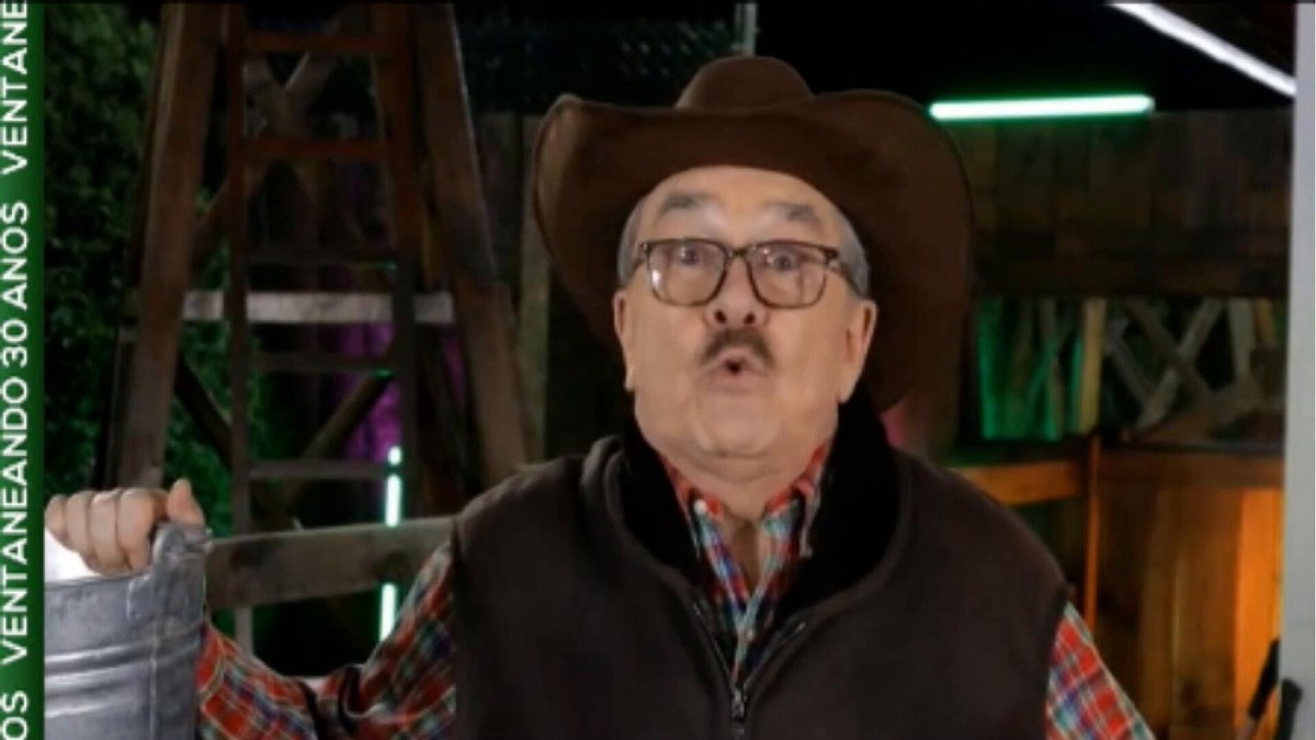¡Vaya sorpresa! 💣 Pedrito Sola se nos fue a #LaGranjaVIP como el nuevo practicante del capataz... ¿y lo peor? ¡Sin el visto bueno de Pati Chapoy! 😂🚜🌾👀 ¡Mucho éxito, Pedrito! 🤠✨ #Ventaneando a la 1:00 p.m. por #AztecaUNO. 📺🍿
