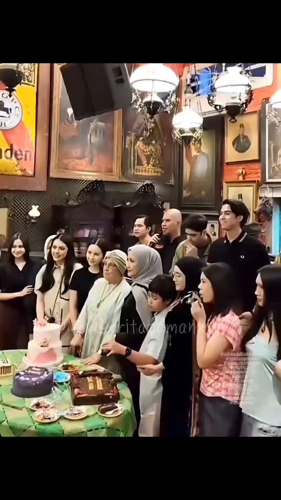 Lagi VIRAL nih video tangan Syifa Hadju diduga kena TEPIS 🤔 Syifa & El Rumi ikut datang ke acara ultah Eyang Mama ke-80 tahun dari pihak Ahmad Dhani, Saat sesi foto bareng, ada momen sekilas yg nunjukin tangan Syifa seolah ditepis ibu2 di sampingnya, Meski ibu2 itu bisa jadi gak sengaja, tapi netizen punya pendapat lain ~