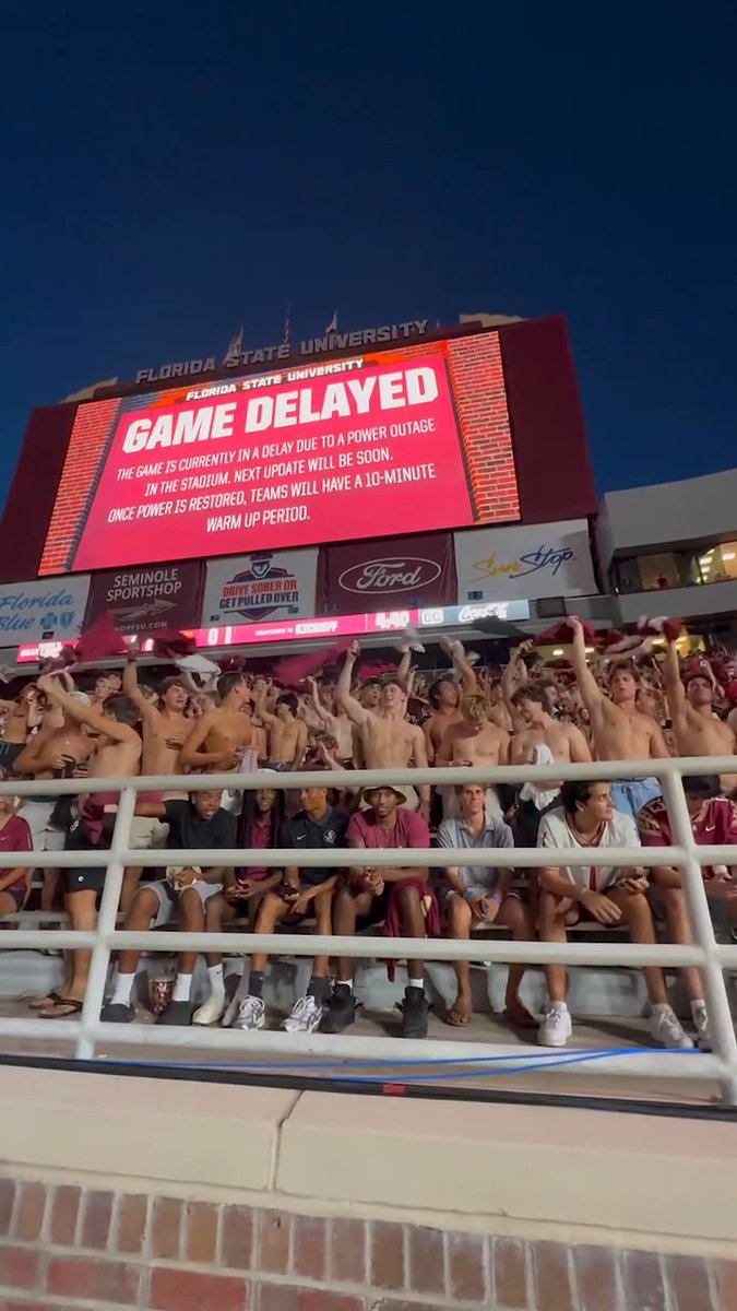 FSU's stadium is a vibe during the power outage 😂