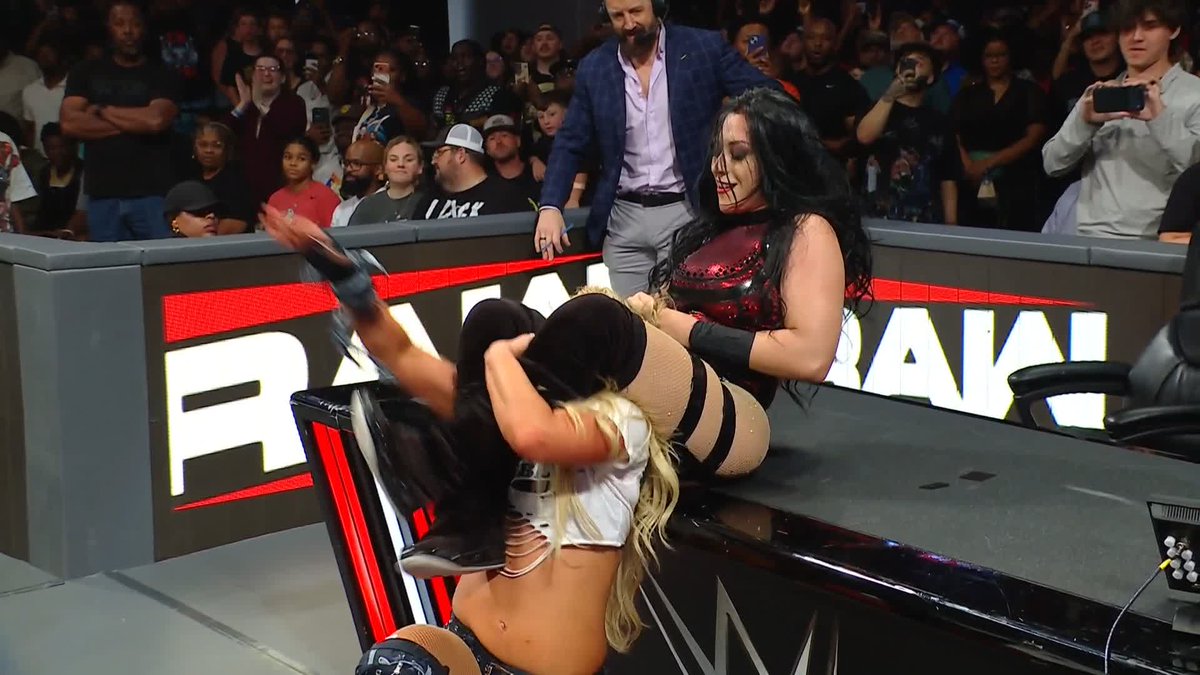 ¡Devil’s Kiss sobre la mesa! 👏 #WWERaw