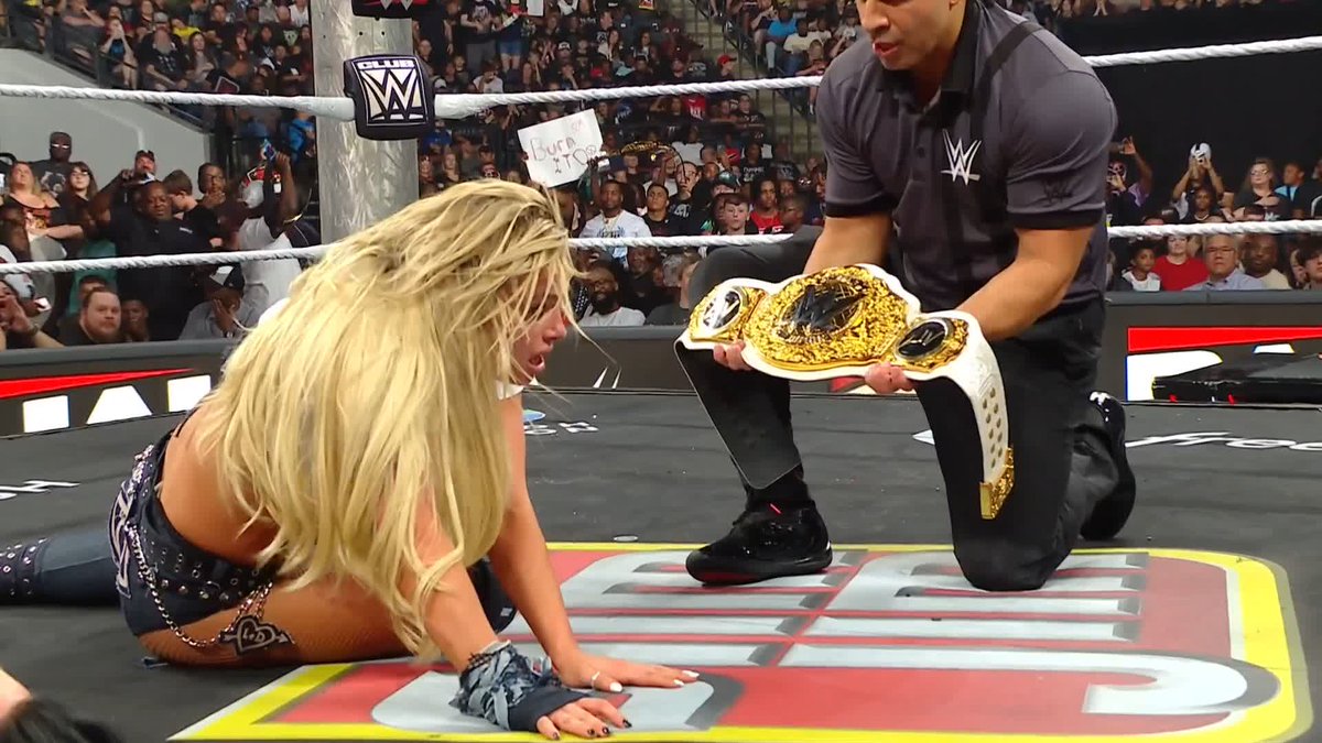 WOW 🤯 LIV Morgan takes advantage of the chaos at ringside and RETAINS the Women's World Title!