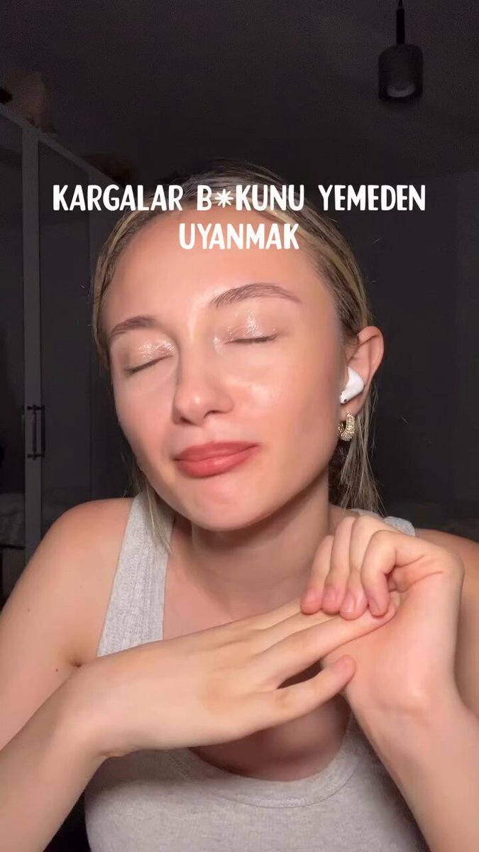 Bir kadın, çalışma şartlarından dolayı iş hayatına uygun olmadığını paylaştı: • Ben hepimizin çalışma hayatına uygun olduğunu düşünmüyorum. • ⁠Mesela sabah 06.30'da kalkmak, dona dona uyanmak, "O halde ne giyeceğim?" derdini çekmek… • ⁠Alarmı 10 kere ertelediğin için makyaj yapmaya bile fırsat bulamamak... • ⁠Evden yiyecek bir şey götürsen erken uyanman gerekiyor; iş yerine poğaça bir şey alsan miden bozuluyor. Kısır bir döngü yani. • ⁠Ben ne insanıyım? Ben pilatesime gideyim, güzel bir manzaradan kahvemi içeyim, istediğim saatte keyifli bir kahvaltı yapayım, istediğim saatte arkadaşımla buluşayım... • ⁠Bir şeyleri yaparken artık böyle başım, bacaklarım ağrımış olsun. Çok mu şey istiyorum? Bence bu hepimizin hakkı.