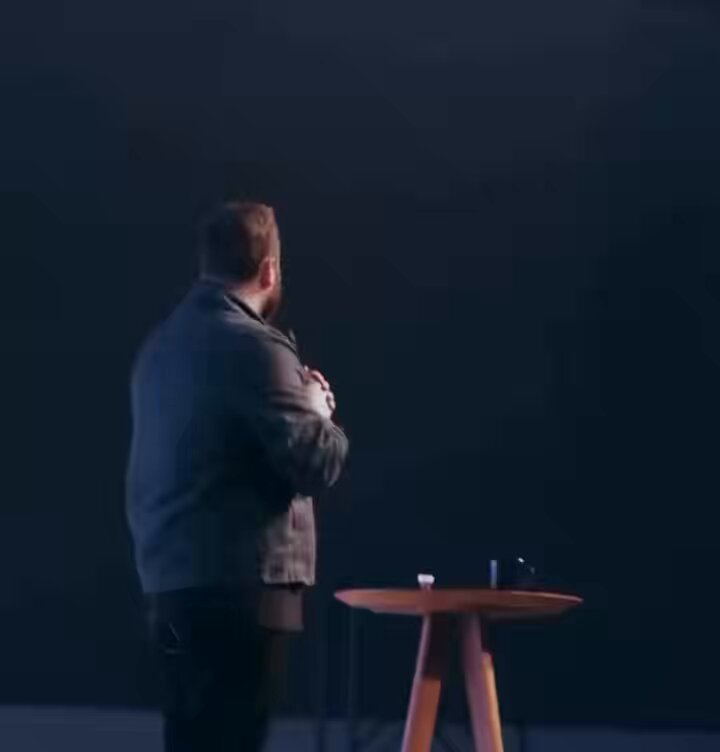 A promiscuidade entre evangélicos e a família miliciana continua. Desta vez, o "pastor" André Fernandes transformou sua "igreja" em curral eleitoral. Só para constar, André é ex-pastor da Igreja da Lagoinha, aquela envolvida até o talo com Zettel, Vorcaro e cia.