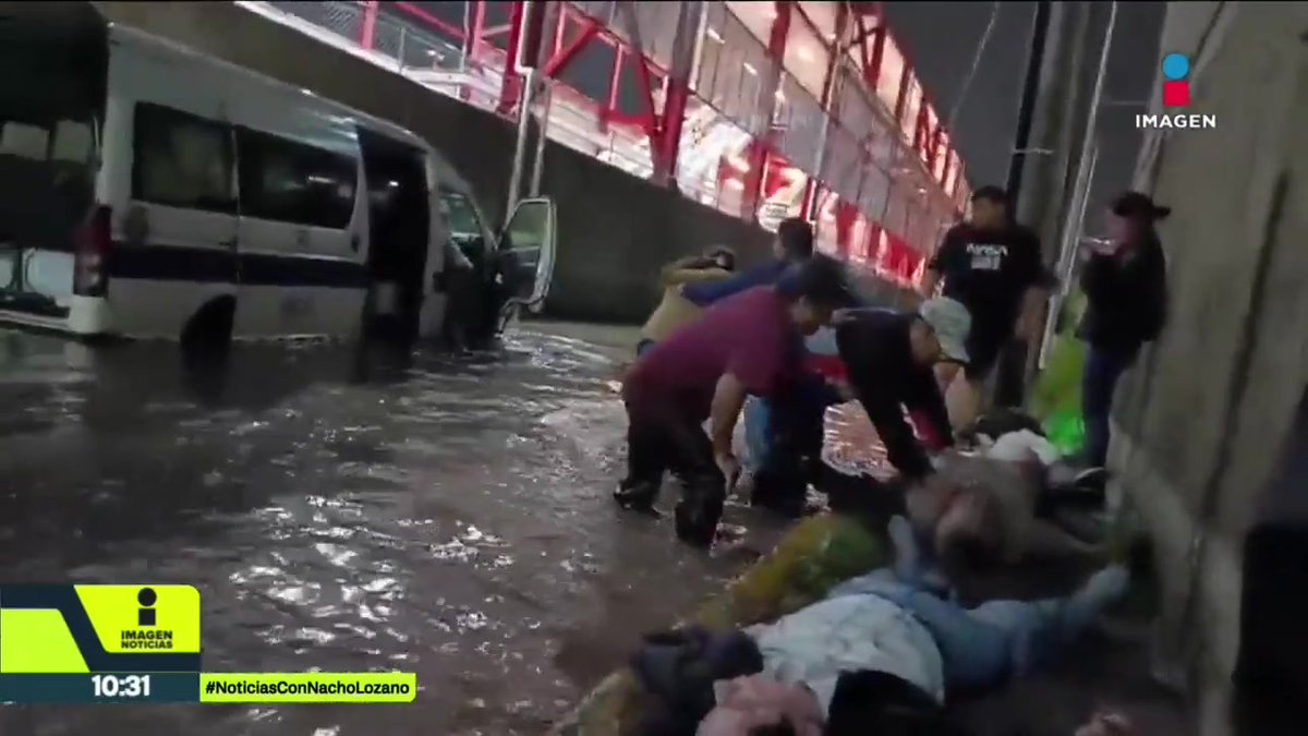 Seis integrantes de una familia murieron dentro de una combi que quedó varada casi una hora en medio de las inundaciones en #Tultitlán, #Edomex. De acuerdo con el jefe de bomberos del municipio, pudo haber sido por una fuga de gas. Esto es lo que se sabe: