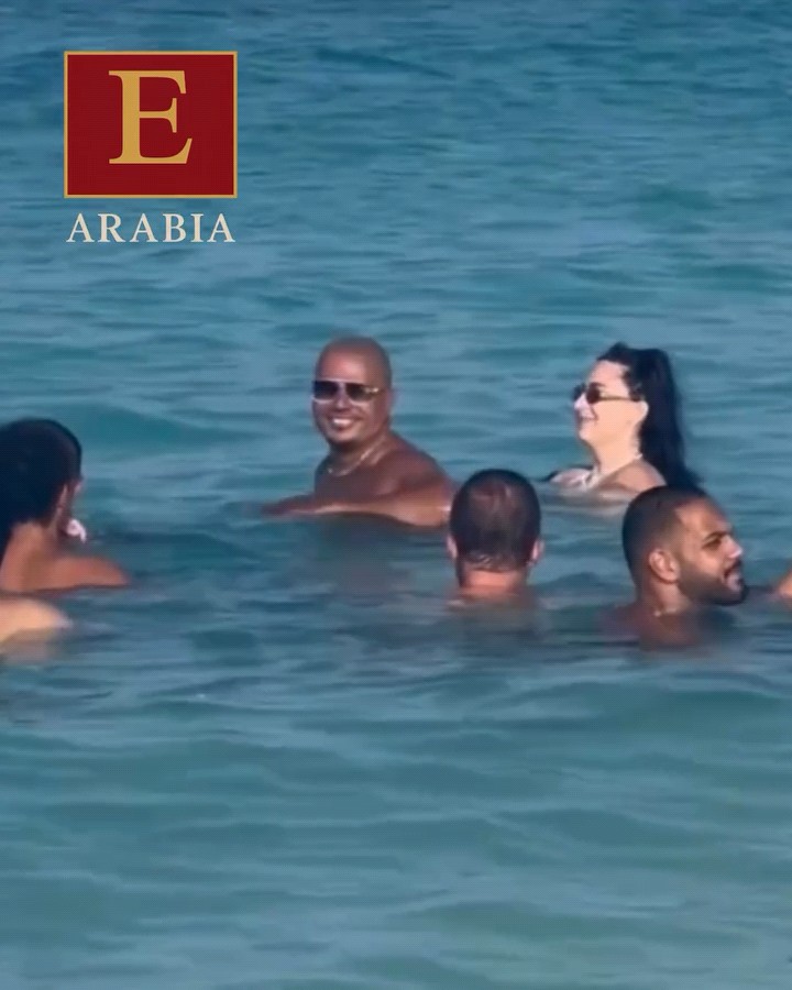 معجبة تتفاجئ ب، #عمرو_دياب معها في البحر بالساحل الشمالي 🌊 اتفضلي معايا في الأعماق أسمعك الأغنية الجديدة ! 😉😁