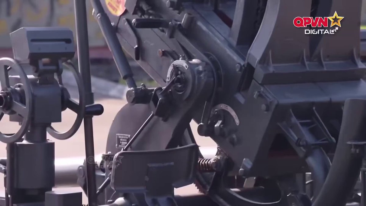 1/ Vietnam is tackling the threat of drones by refitting old 37mm anti-aircraft guns with new fire-control systems, radar tracking, and electromechanical drives, to turn them into cheap but effective automatic anti-drone turrets. ⬇️
