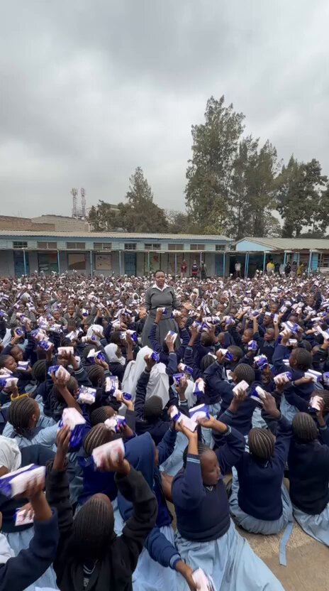 Mapema sana sharing love with my girls at Daima comprehensive school Mathare constituency. Nawapenda pia ❤️❤️