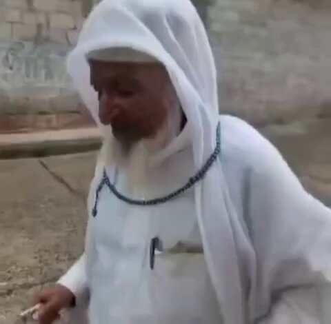 عمره ١٢٣ سنة ولديه عدة لغات يمني من محافظة إب مديرية العدين صلى في المسجد الأقصى في عام ١٩٣٥ اي قبل ٩١ سنه ثم انتقل الى دمشق ثم إلى الأردن ثم عاد إلى اليمن 👊
