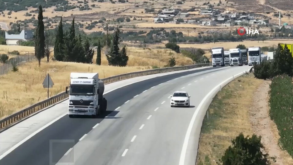 Gaziantep'te otoyolda dron destekli denetimlerde hız, sol şerit ihlali, telefon ve emniyet kemeri gibi kuralları ihlal eden 881 araca ceza kesildi. 34 araç trafikten men edilirken, 3 sürücünün ehliyetine el konuldu.