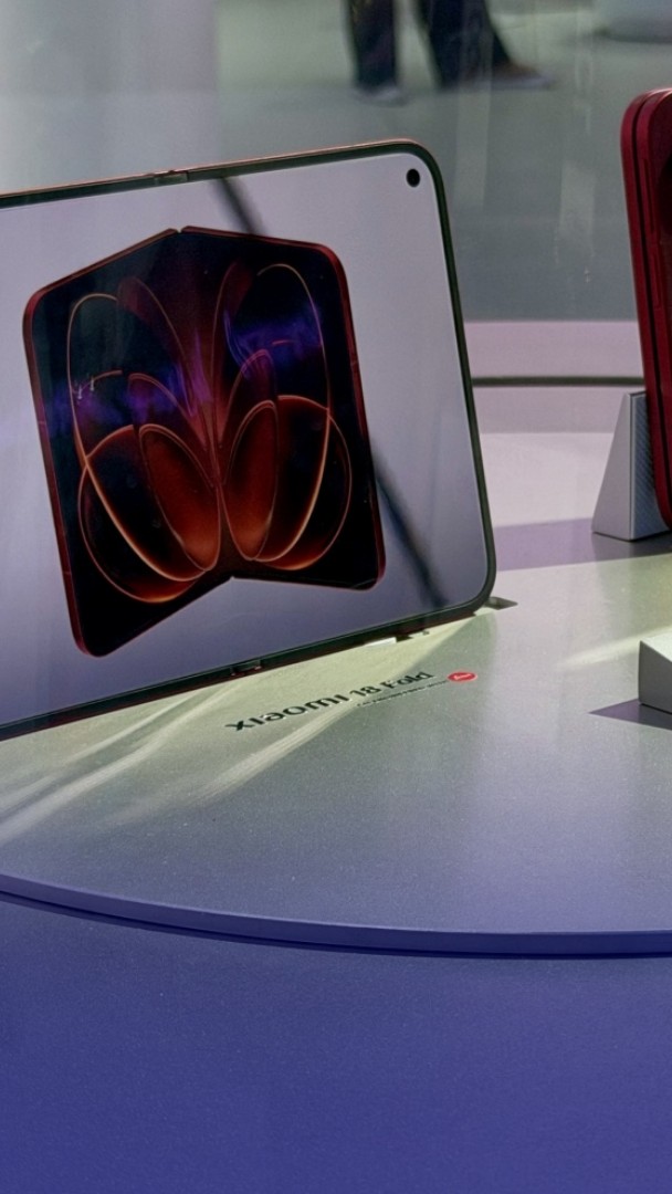 Xiaomi dégaine son pliant format passeport juste avant Apple 📱 Le 18 Fold a été lancé le 7 septembre en Chine avec un écran de 5,38 pouces fermé, 7,58 pouces ouvert, trois capteurs Leica et la nouvelle puce maison XRING O3. Un lancement très stratégique avant la keynote Apple.