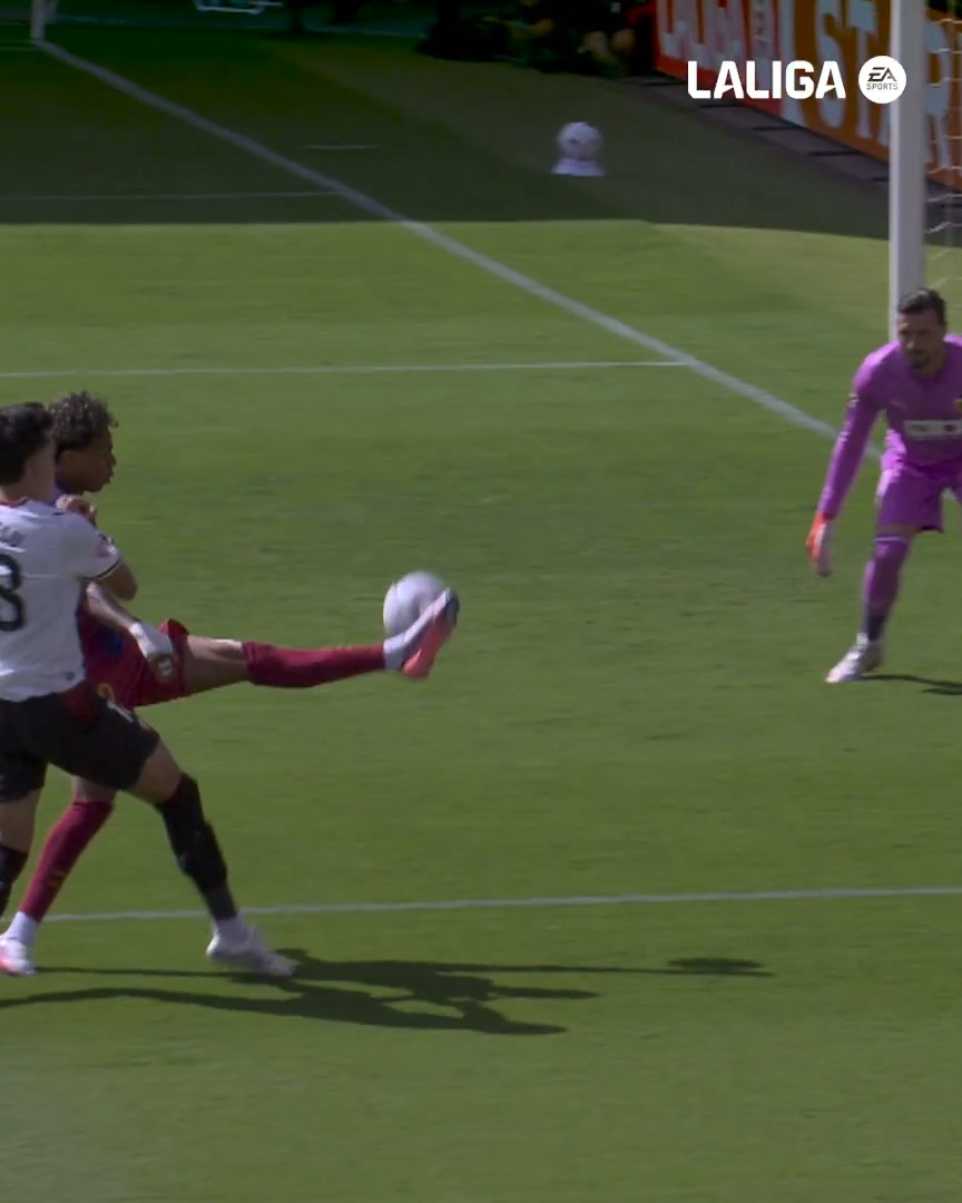 Otro día, otra 𝗴𝗲𝗻𝗶𝗮𝗹𝗶𝗱𝗮𝗱 de Lamine. ✨ FC Barcelona | LALIGAHighlights | VUELVELALIGA